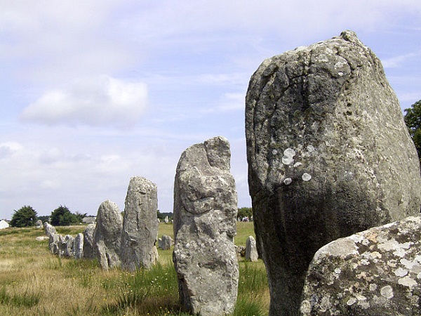 640px-Carnac_megalith_alignment_1