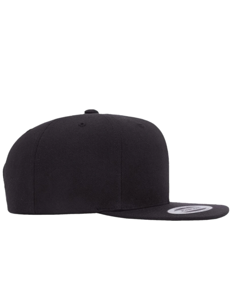 Image of a model wearing a 6089 Yupoong Classic Flat Bill Snapback Cap